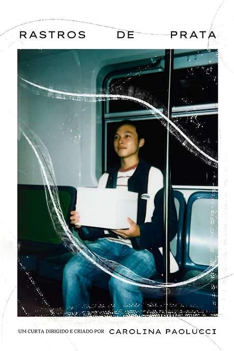    Akira, a Japanese exchange student, walks through the center of Belo Horizonte with a mysterious box, in a short film filmed in authentic VHS format.  